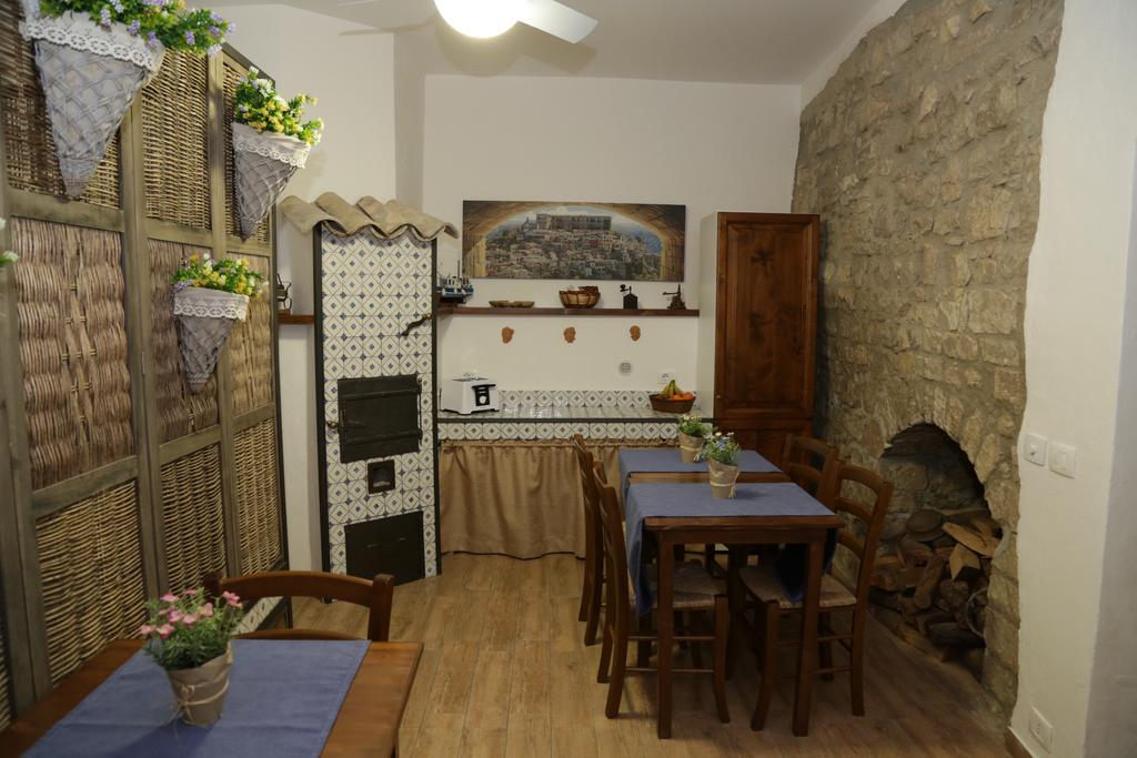 לינה וארוחת בוקר רגוזה La Casa Del Gelsomino מראה חיצוני תמונה